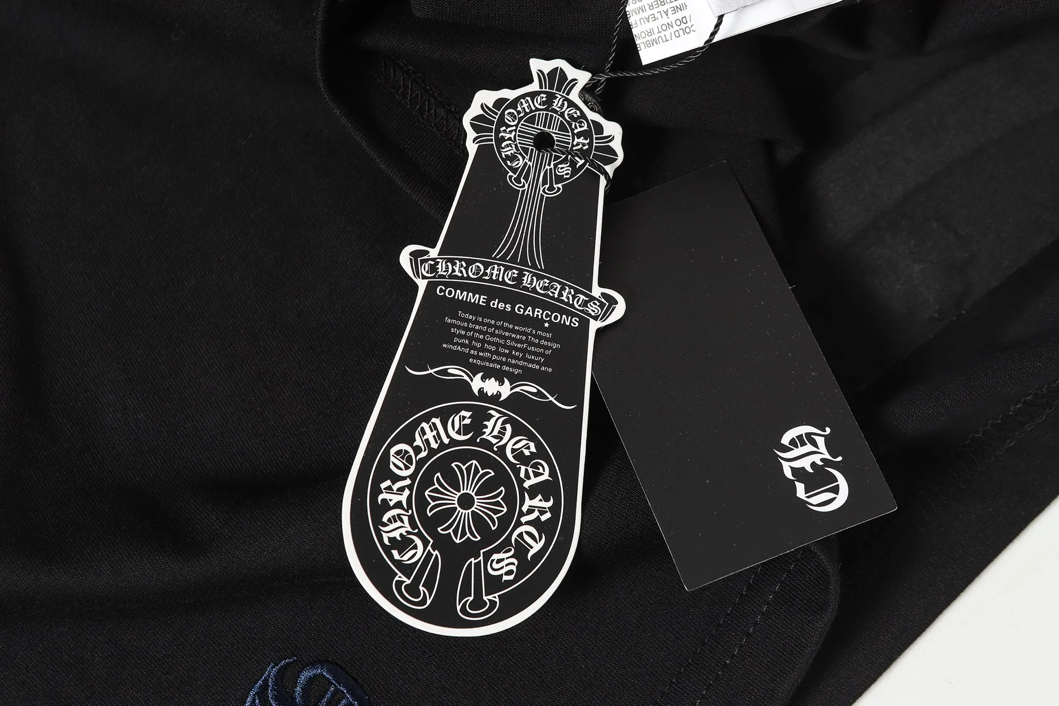 P180 Chrome Hearts CH Chrome Hearts Heavy Industry Horseshoe Sanskrit appliqué embroidered short-sleeved T-shirt Use imported Tajima machine embroidery Correctly configured Black 2025 Chrome Hearts nylon bag authentic packaging 260 grams of custom-dyed double-yarn cotton Large version Loose and stylish Differentiated from low version slim and long version The upper body pulls the hips 100% commitment: top quality Do not make fast food The highest version on the market Top quality - different from the ordinary versions in the market If you care about quality You must also respect the price. Absolutely zero after-sales service. The return rate so far is 0. It’s hard not to love the style. - 260g custom-dyed double yarn fabric. - Correct high-density main mark, washed tag, hand-sewn.